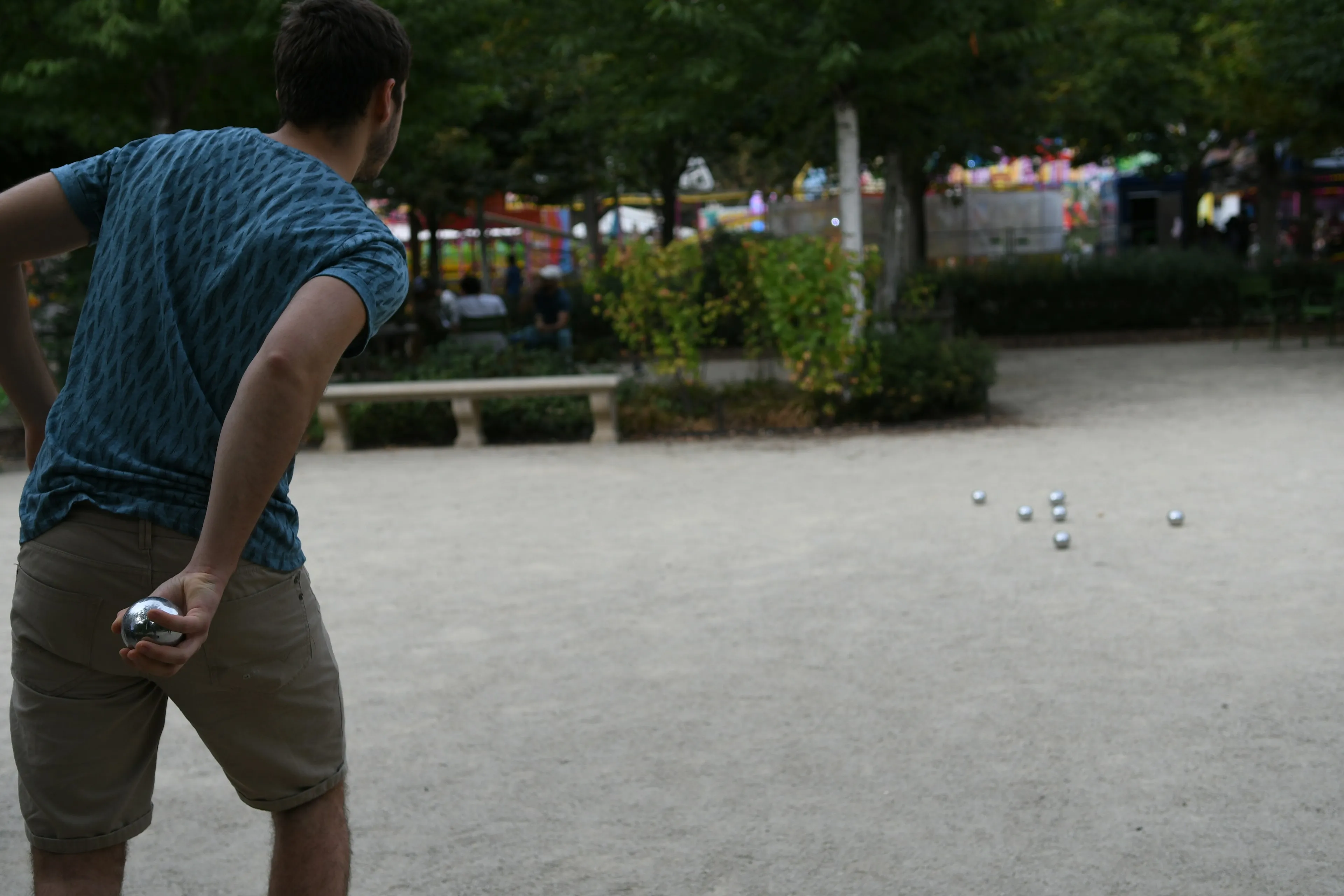Menschen spielen Pétanque im Abendlicht